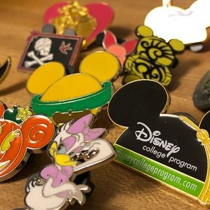 12 tradable Disney Pins.